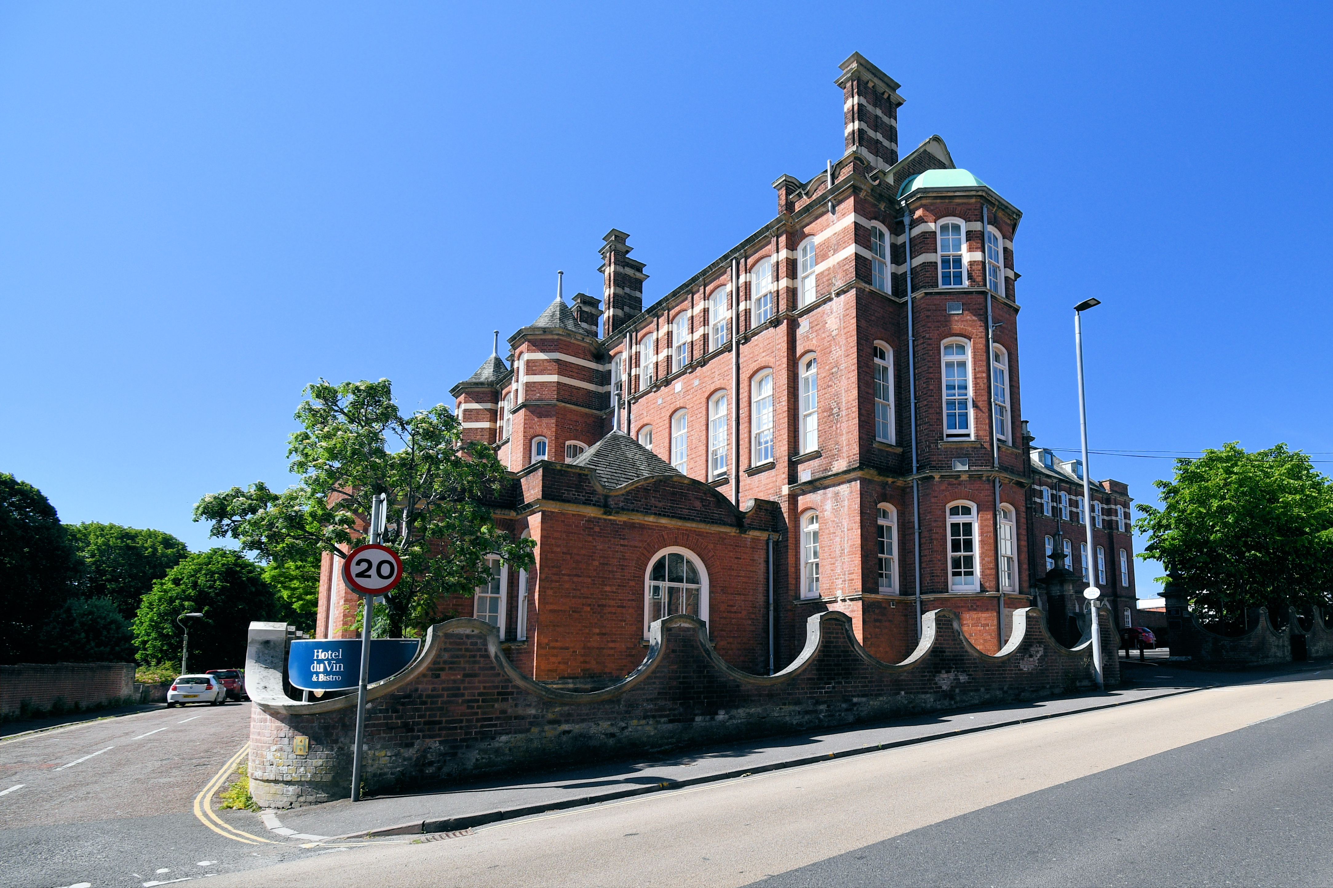 2 hospitalized, including officer, after crash in central Phoenix - 12News