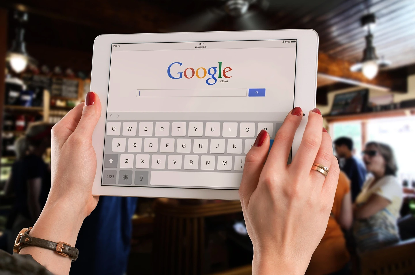 Google pushes traditional search results further down the page | ariMarketing News