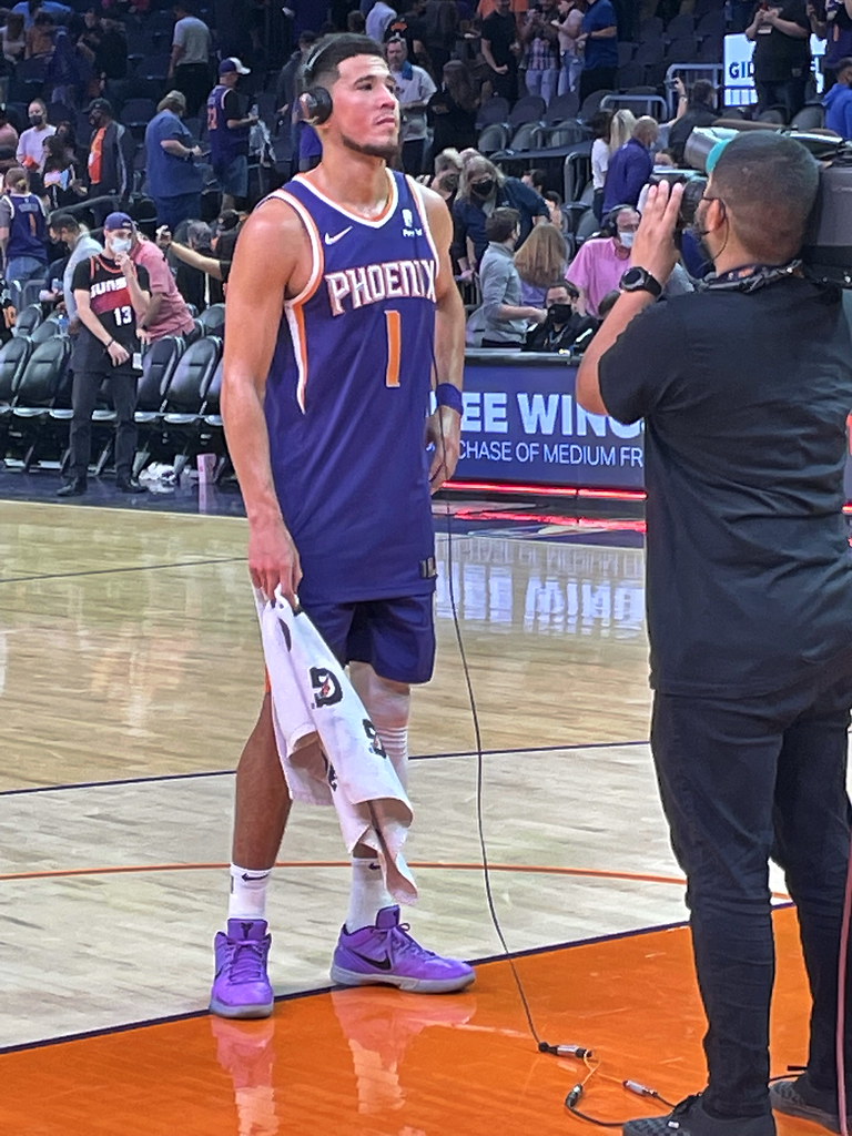 Devin Booker injured at end of Phoenix Suns’ heartbreaking loss to Spurs - Yahoo Sports