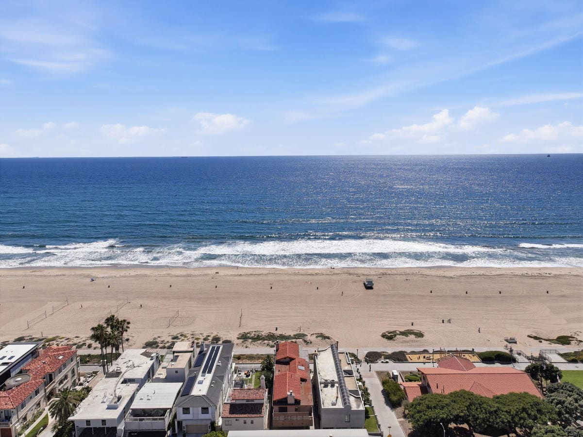 10 Oceanfront Homes Riding A Trophy Property Wave