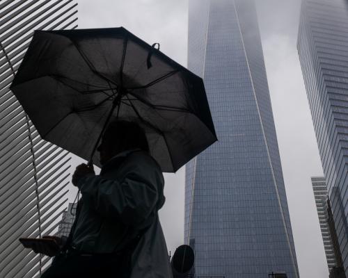 Half a million lose power as storm lashes US from midwest to east coast