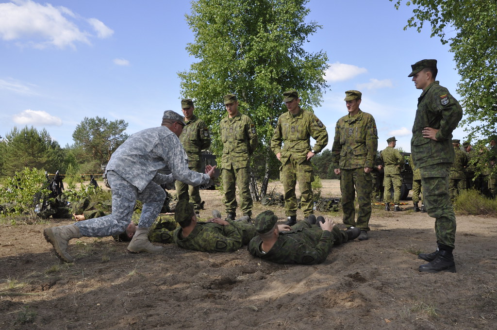 DC Guard Conducts Medevac Training with Medical Students - nationalguard.mil
