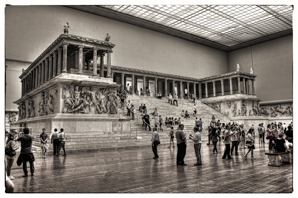 'No Kings': Thousands rally at protests across Phoenix area - FOX 10 Phoenix