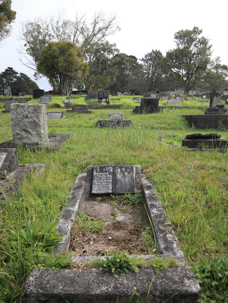 Man seriously hurt after crashing into tax center building in central Phoenix - 12News