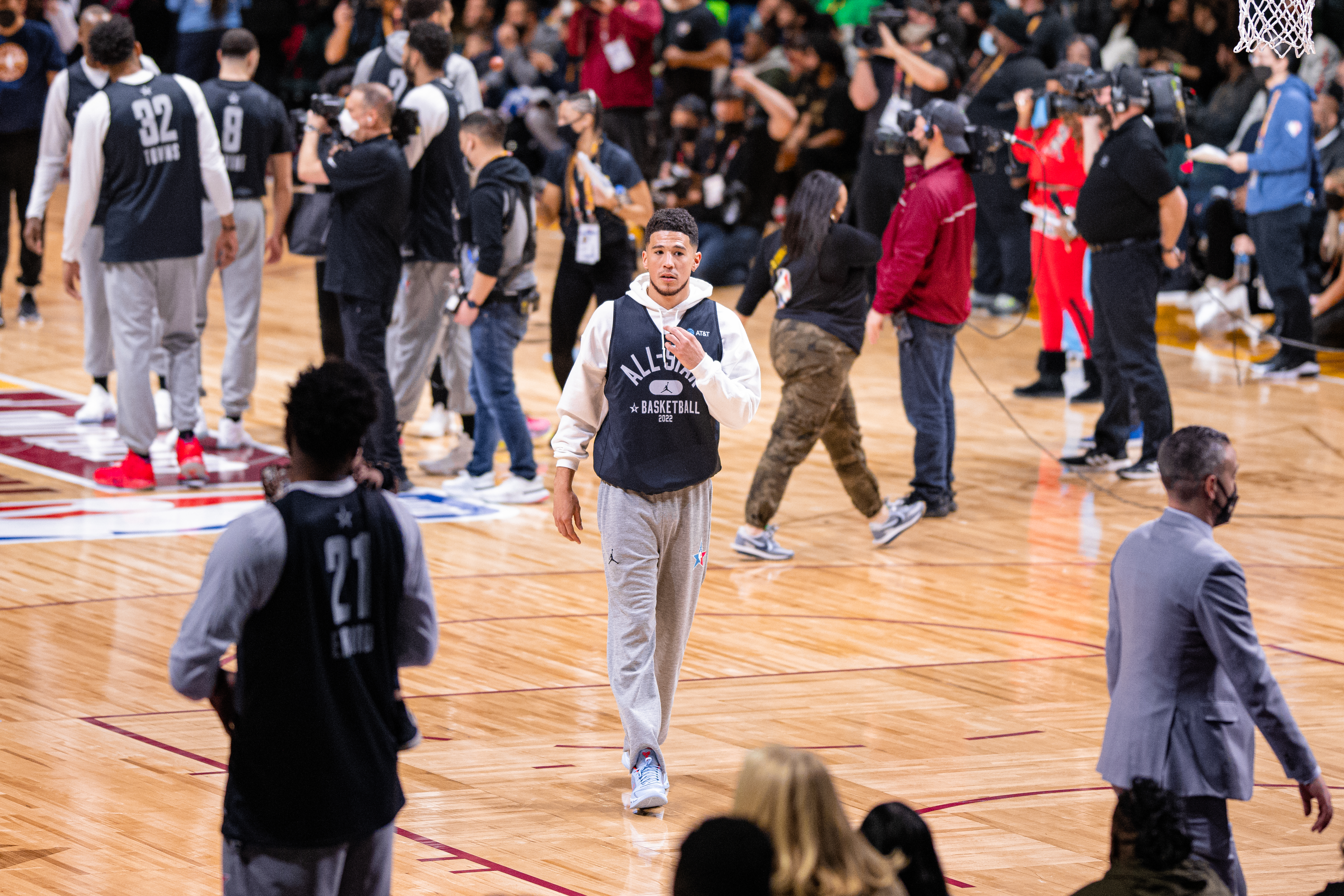 Devin Booker injured at end of Phoenix Suns’ heartbreaking loss to Spurs - Yahoo Sports