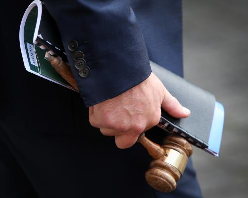 Auction clearance rate slumps to 57% nationwide as interest rate hikes prompt Australians to sell