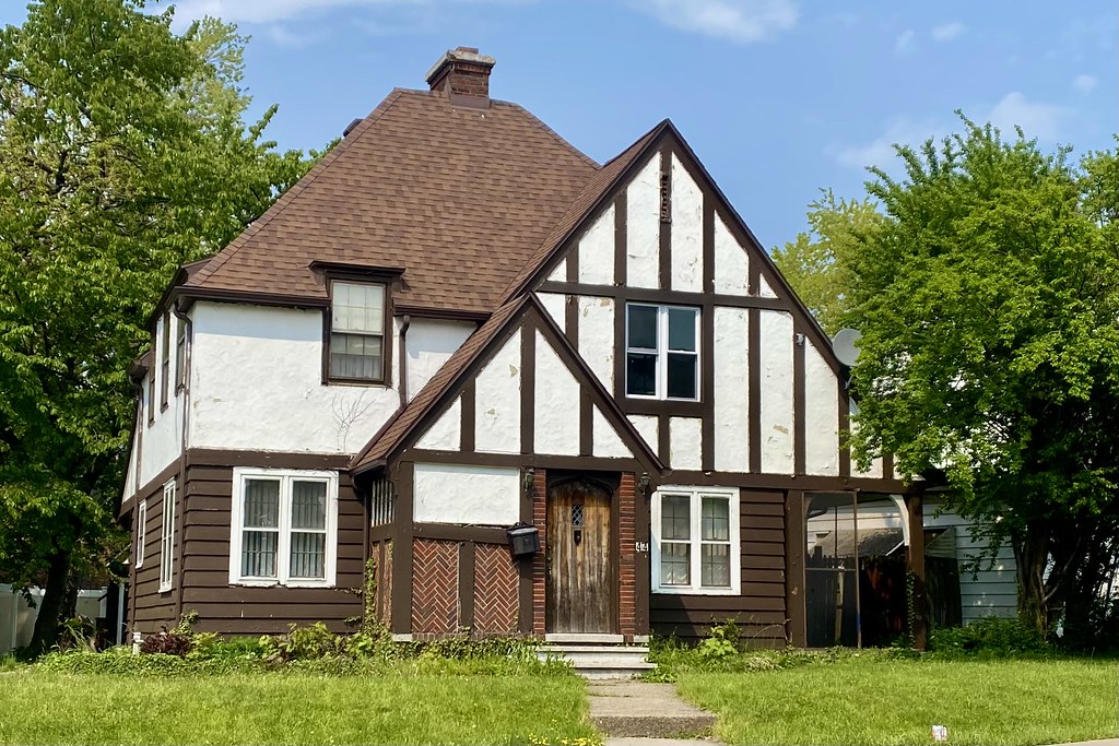 Real Estate vs. Stock Market: Which Is the Better Investment Right Now, According to Financial Experts? - Realtor.com