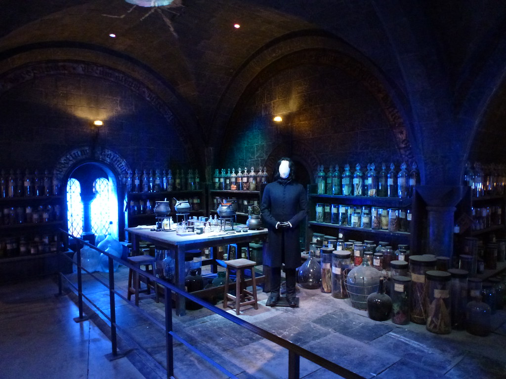 Warner Bros. Co-Founder’s Palm Springs Home in Contract to Sell After ‘Bidding Frenzy’ for $1.6 Million Over Ask - Mansion Global